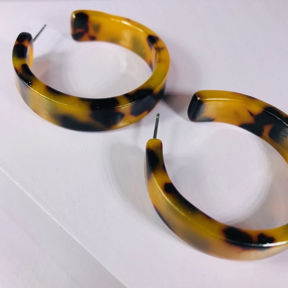 Tortoise Thick Hoops - Picture 5 of 8
